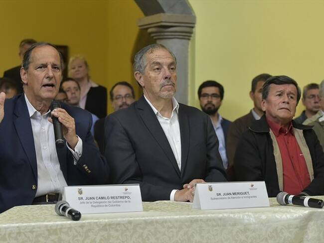 A través de una carta, Juan Camilo Restrepo (izquierda) aseguró que el Gobierno y el Eln discuten los términos del cese al fuego bilateral. Foto: Getty Images