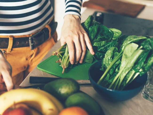 Persona preparando comida con vegetales (Foto vía Getty Images)