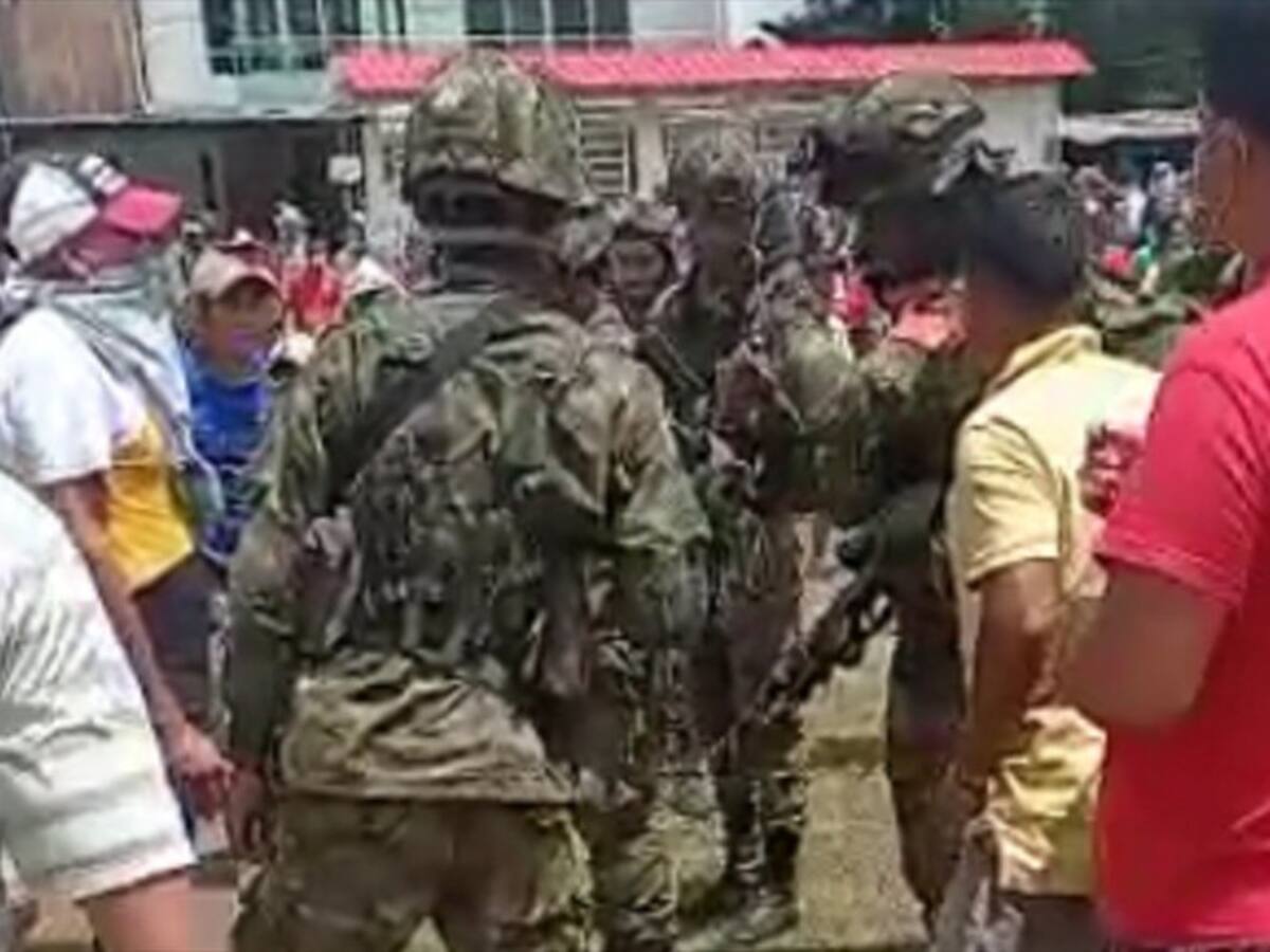 Denuncian que grupos armados obligan a civiles a expulsar al Ejército en Argelia, Cauca