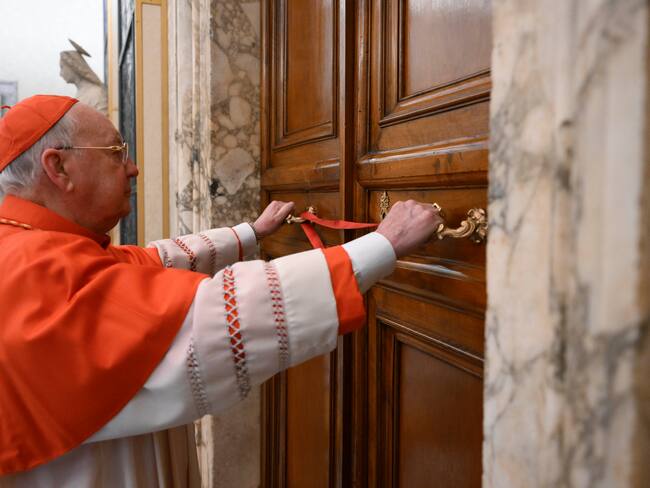 El camarlengo del Colegio Cardenalicio Kevin Farrell sella la habitación del Papa Francisco en Santa Marta. FOTO: EFE/Dicasterio para la Comunicación del Vaticano/Simone Risoluti