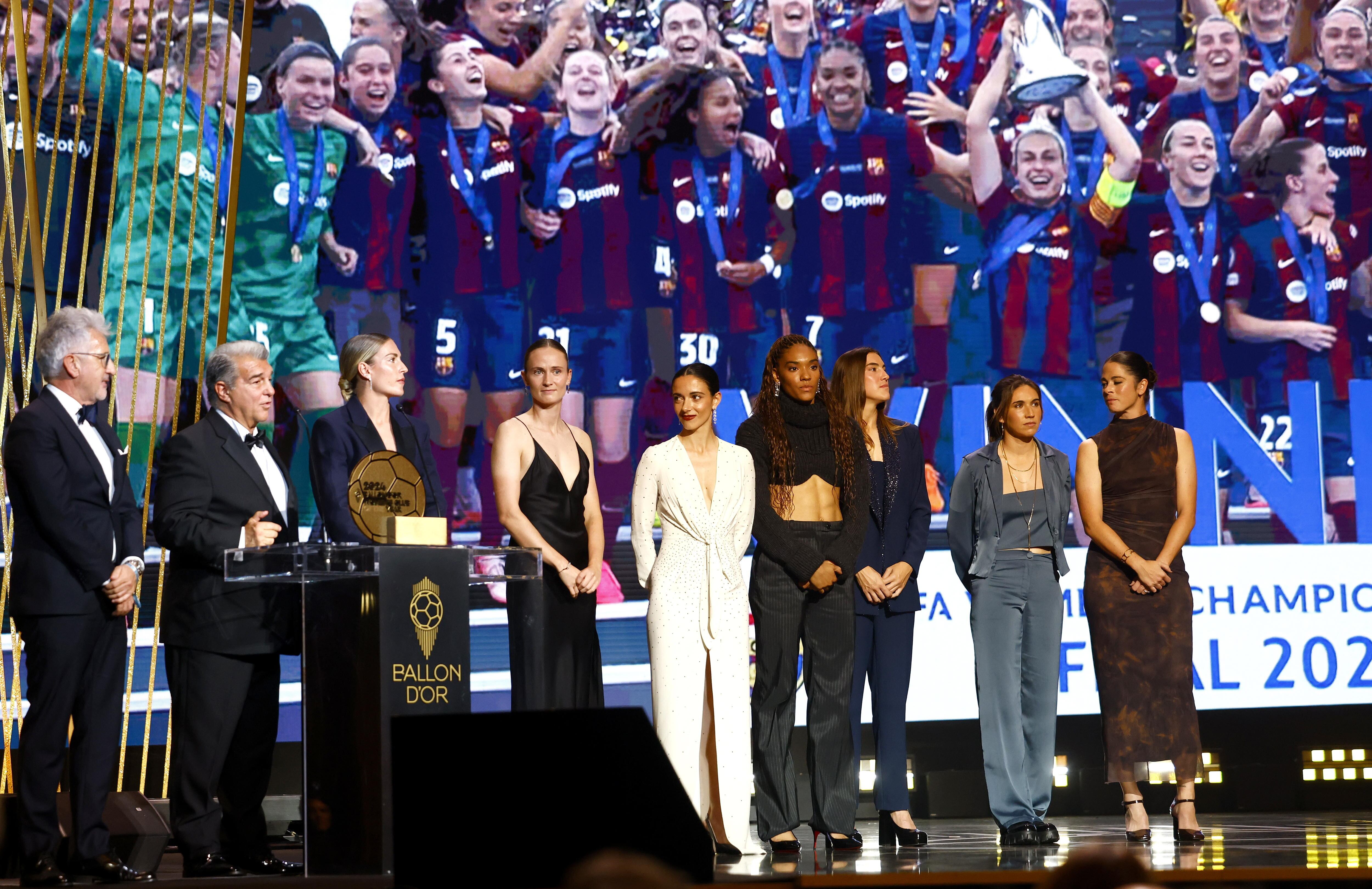 Paris (France), 28/10/2024.- Barcelona president Joan Laporta (2-L) and the Barcelona team accept the Women's Club of the Year 2024 award during the Ballon d'Or 2024 ceremony at the Theatre du Chatelet in Paris, France, 28 October 2024. (Francia) EFE/EPA/MOHAMMED BADRA
