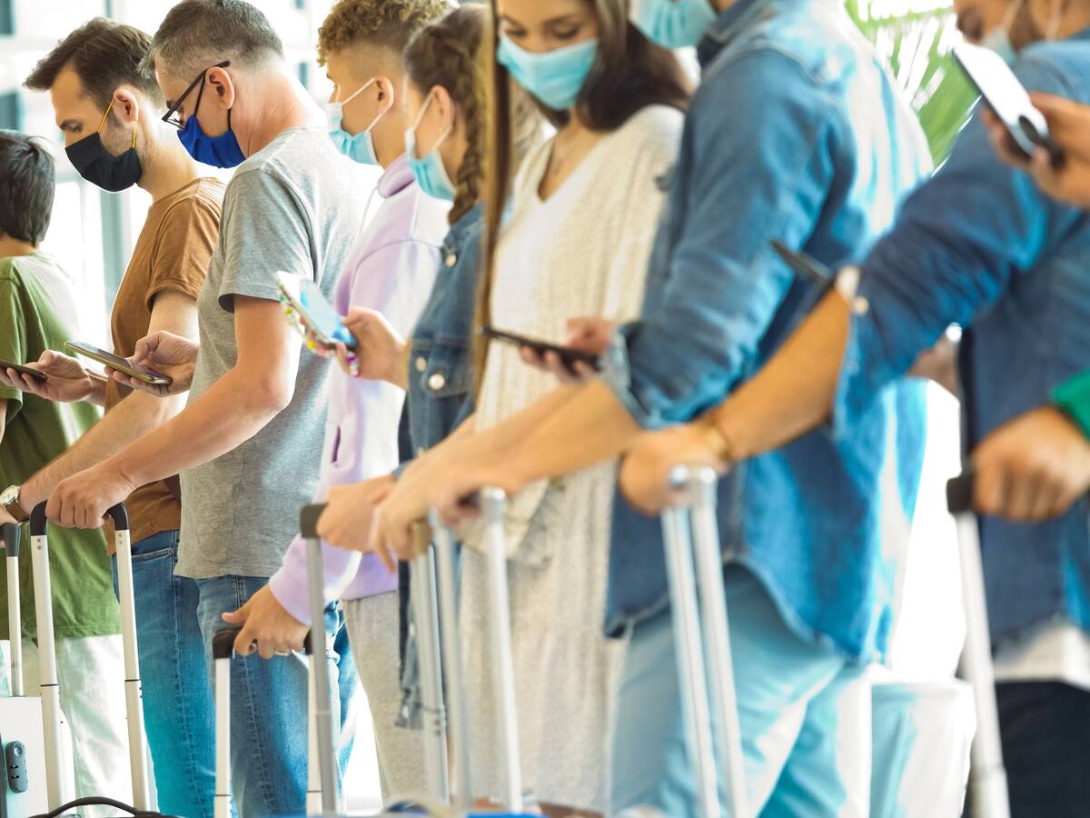 Suspenden el uso de tapabocas y carné de vacunación en aeropuertos y aviones en Colombia