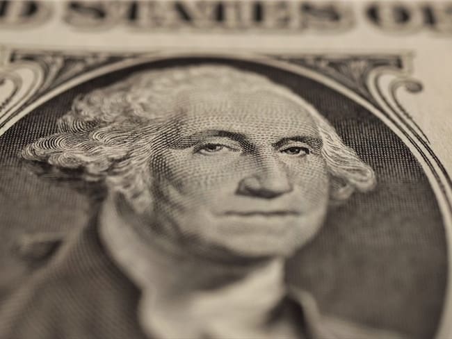 Este martes 27 de abril, el dólar volvió a superar la barrera de los $3.700. Foto: Getty Images / OSAKAWAYNE STUDIOS
