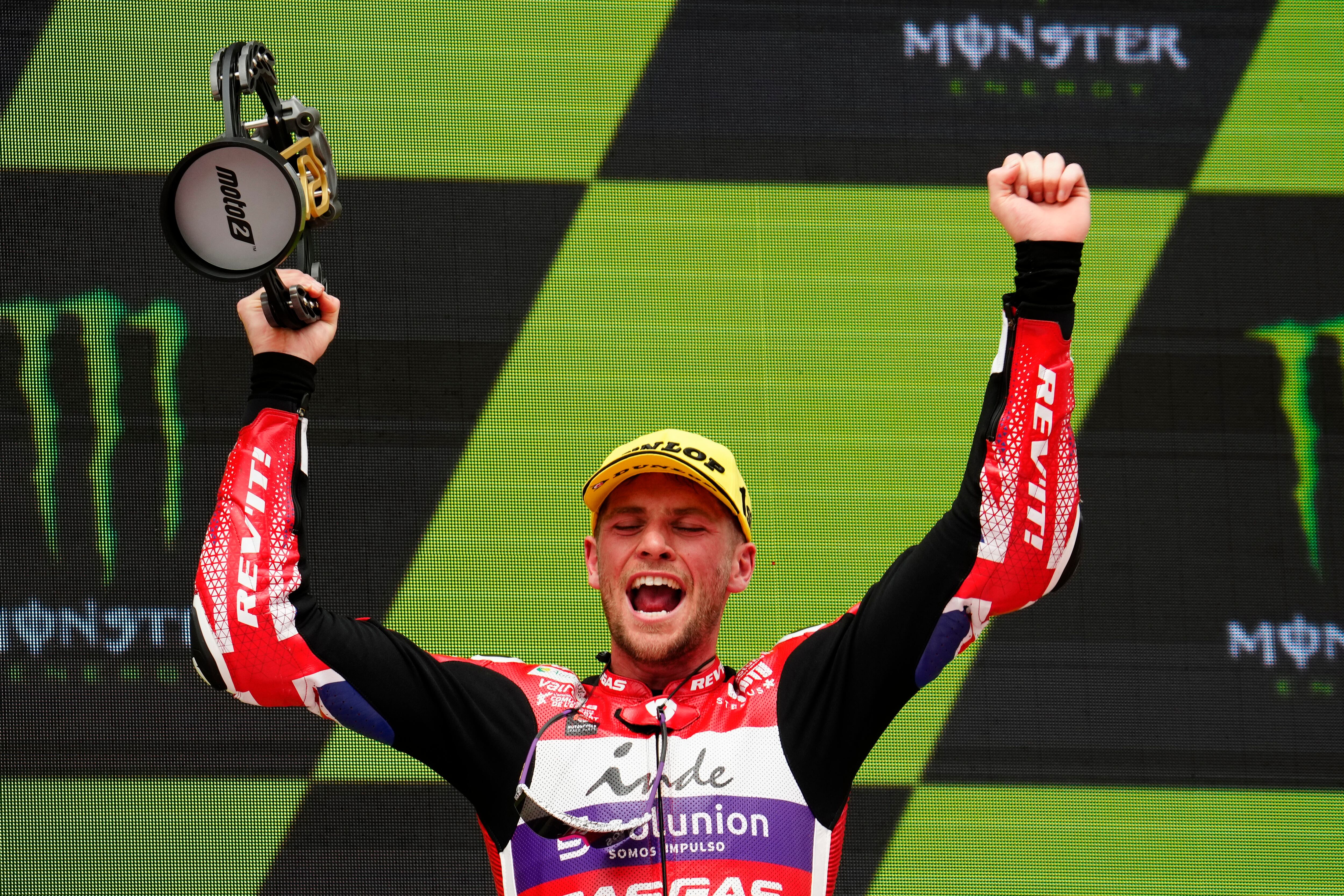 El piloto colombiano David Alonso del equipo AutoSolar GasGas Aspar, ganador de la carrera de Moto 3 este domingo durante el Gran Premio Monster Energy de Catalunya, en el circuito de Montmeló (Barcelona). Foto: EFE/ Enric Fontcuberta