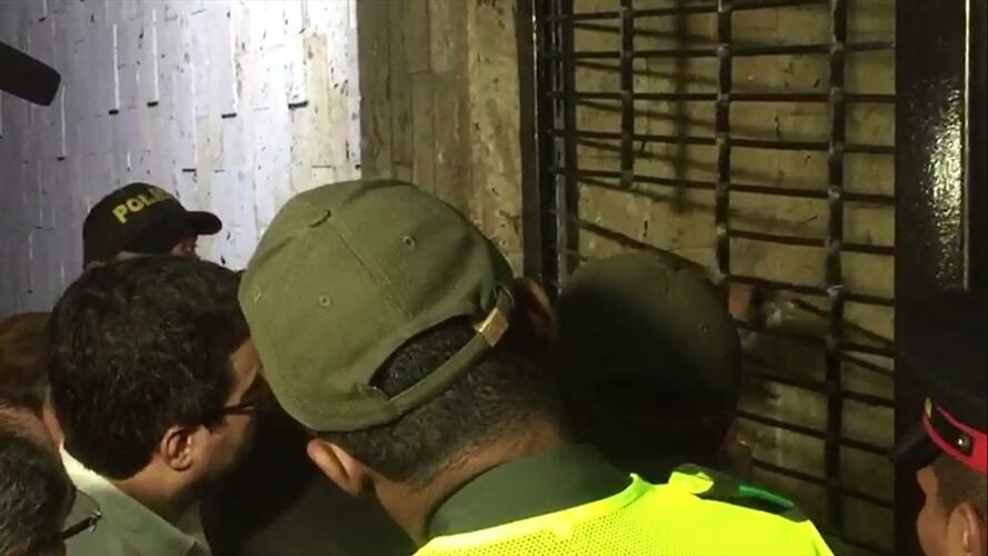 Durante una diligencia de restablecimiento del derecho en la Universidad Metropolitana de Barranquilla, fue necesario romper la puerta y la reja. Foto: Silvana Salas (W Radio)