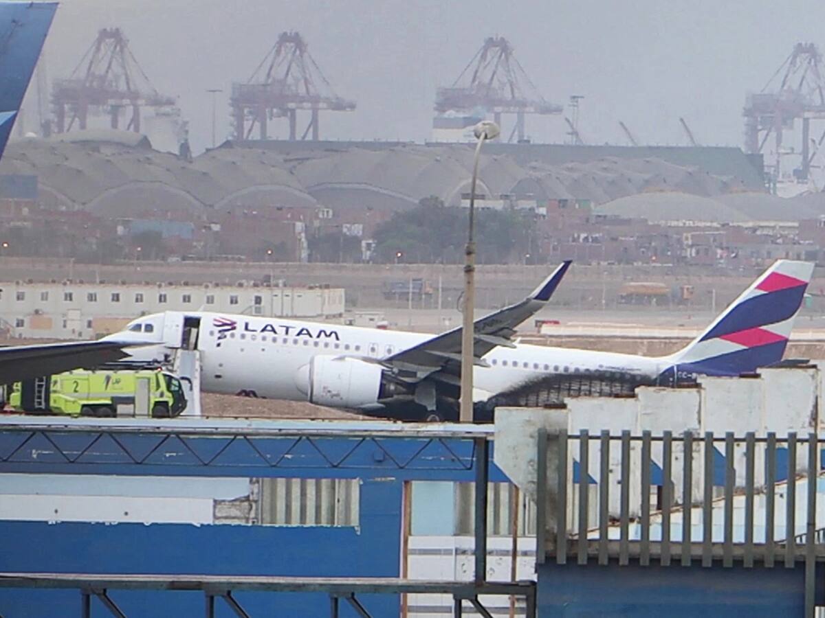 Videos: el impresionante momento en que avión de Latam choca con un vehículo en Lima