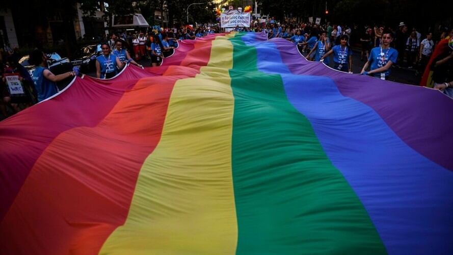 El libro tiene 6 capítulos en los que introduce a técnicas, posiciones y tips que pueden aplicar parejas del mismo sexo, así como personas transgénero y género-expansivas.. Foto: Getty Images