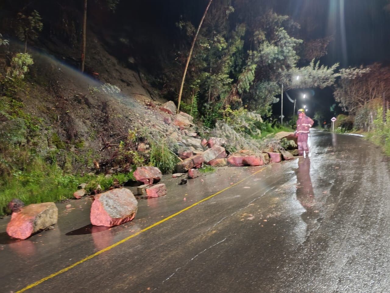 Deslizamiento en la vía Tabio-Cajicá. Foto: Bomberos Cundinamarca