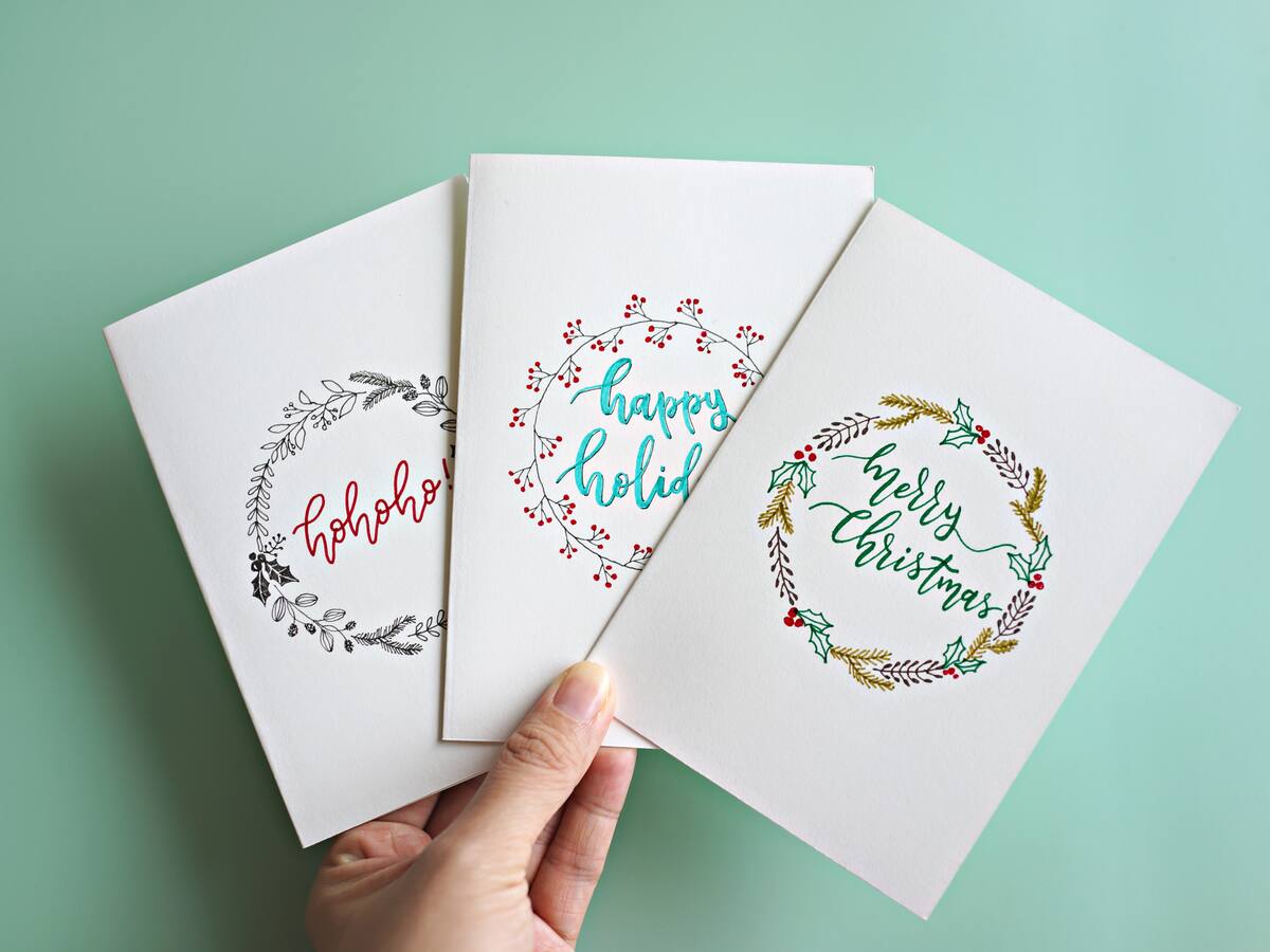 Candidata a la Cámara estaría lanzando bonos desde un parapente en Navidad