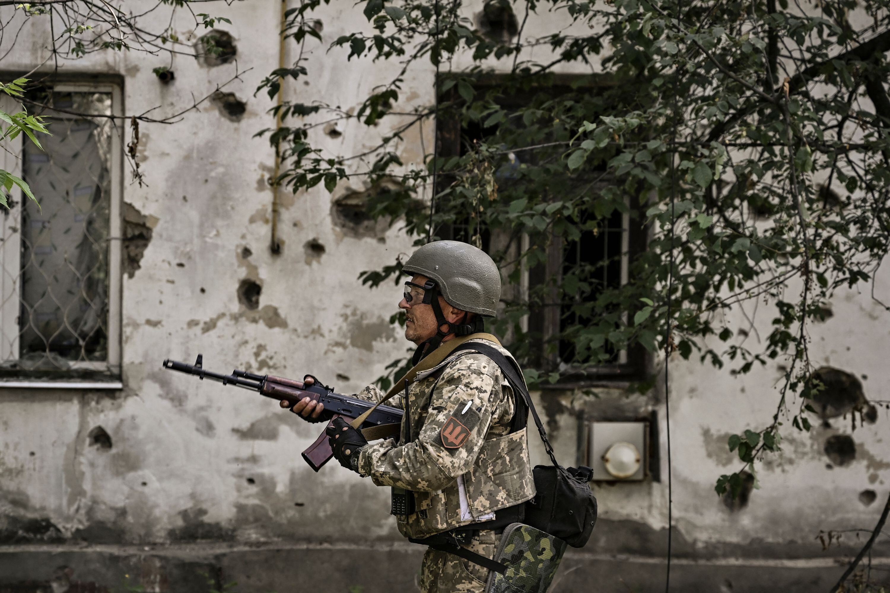 A Ukrainian serviceman stands in the city of Lysytsansk at the eastern Ukrainian region of Donbas on May 30, 2022, on the 96th day of the Russian invasion of Ukraine. (Photo by ARIS MESSINIS / AFP) (Photo by ARIS MESSINIS/AFP via Getty Images)