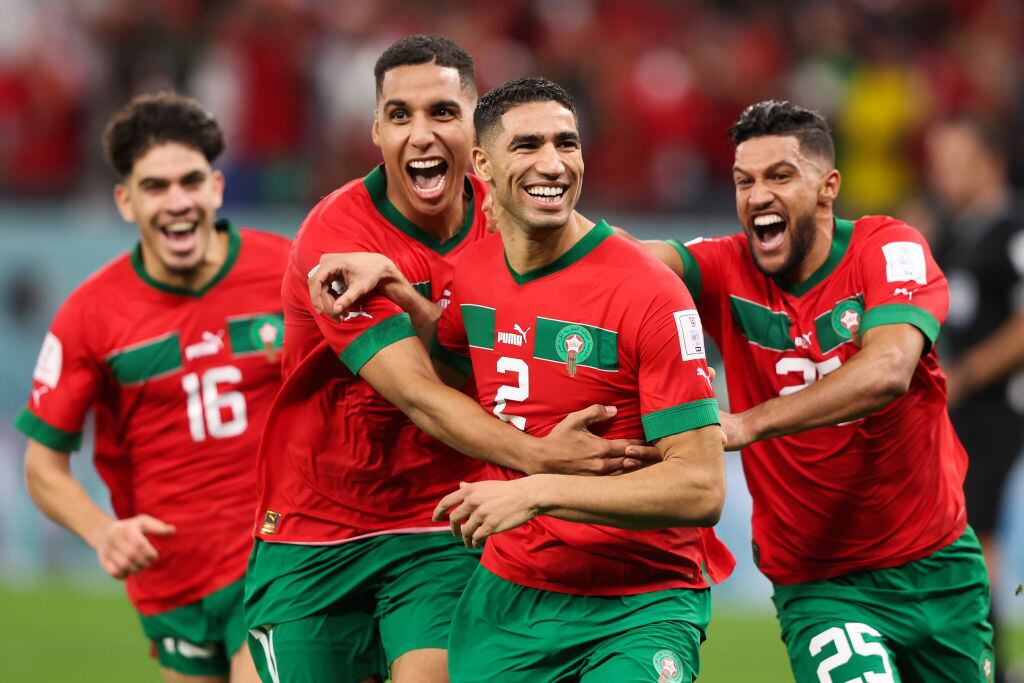 Marruecos vs España Mundial de Qatar 2022. Achraf Hakimi celebra la clasificación con su compañeros de Selección. Foto: Alex Livesey - Danehouse/Getty Images