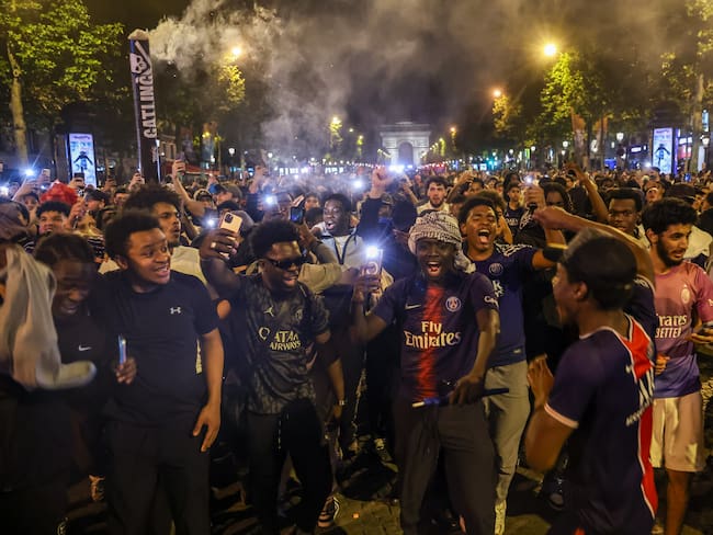 Paris (France), 31/05/2025.- Fans of PSG celebrate on the Champs-Elysees after their team won the UEFA Champions League final between Paris Saint-Germain and Internazionale Milano, Paris, France, 31 May 2025. (Liga de Campeones, Francia) EFE/EPA/CHRISTOPHE PETIT TESSON