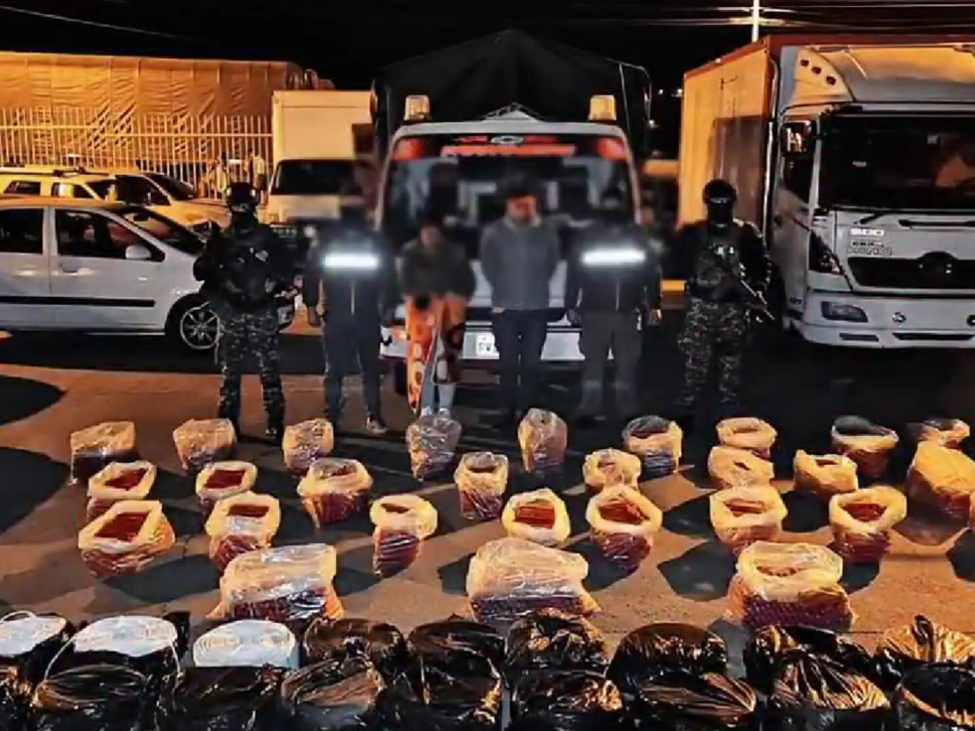 Dos personas con material explosivo que iba a ser transportado a Colombia fueron detenidas en Ecuador. Foto: Policía de Ecuador.