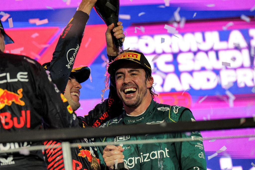 Sergio Pérez celebra con Fernando Alonso. Giuseppe Cacace / AFP via Getty Images