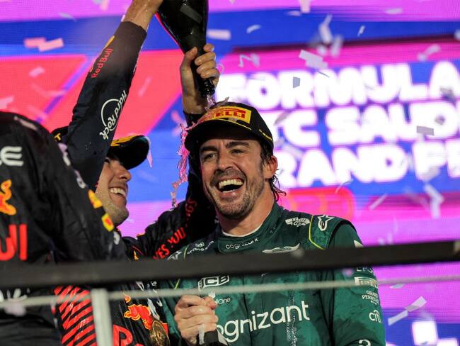 Sergio Pérez celebra con Fernando Alonso. Giuseppe Cacace / AFP via Getty Images