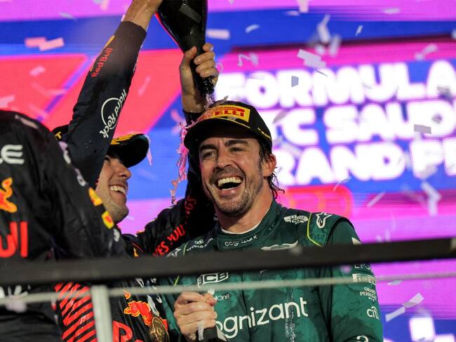 Sergio Pérez celebra con Fernando Alonso. Giuseppe Cacace / AFP via Getty Images