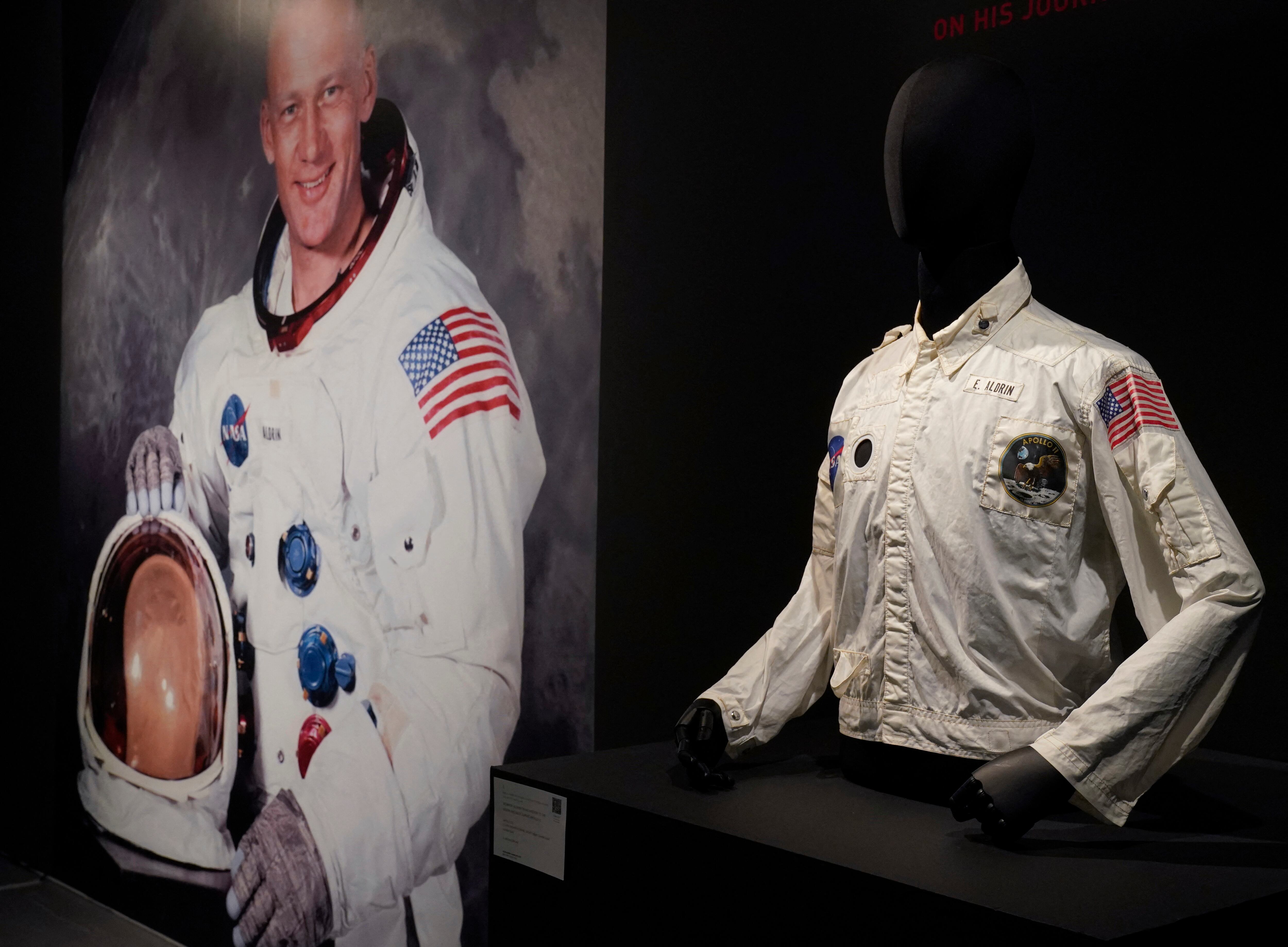 En esta foto de archivo tomada el 21 de julio de 2022, la chaqueta overol de vuelo de Buzz Aldrin, usada en su misión Apolo 11 a la Luna, se muestra durante una vista previa para los medios en Sotheby's en Nueva York. (Photo by TIMOTHY A. CLARY / AFP)