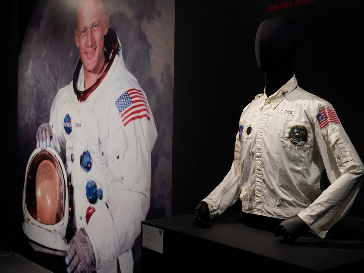 Chaqueta que llevó Aldrin en primer viaje a la Luna alcanza precio récord en subasta