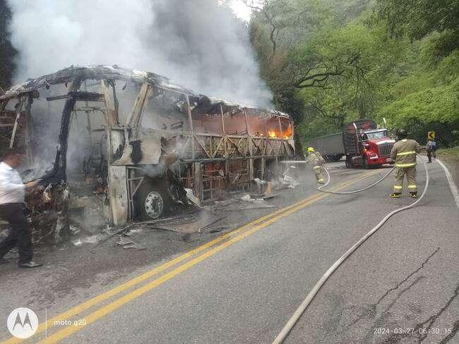 Un bus de transporte interdepartamental se incendió en la vía Bucaramanga - Bogotá. Foto: Suministrada