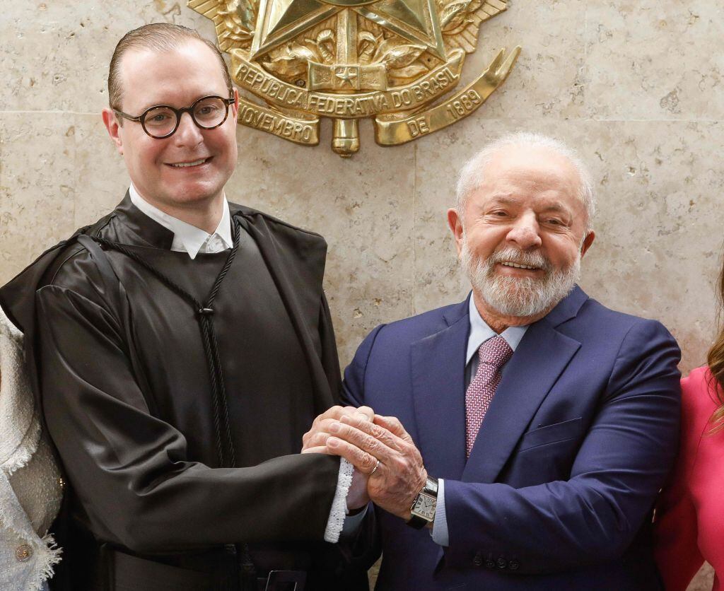El presidente de Brasil Lula Da Silva junto a Cristiano Zanin, nuevo miembro de la Corte Suprema de Brasil (Foto: SERGIO LIMA/AFP via Getty Images)