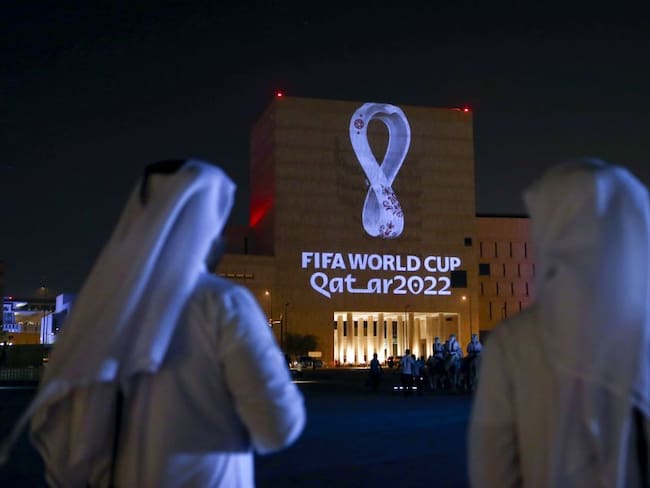 Mercado Souq Waqif de la capital, Doha, con el logo proyectado de la Copa Mundial de la FIFA Qatar 2022 . (Photo by - / AFP)        (Photo credit should read -/AFP via Getty Images)