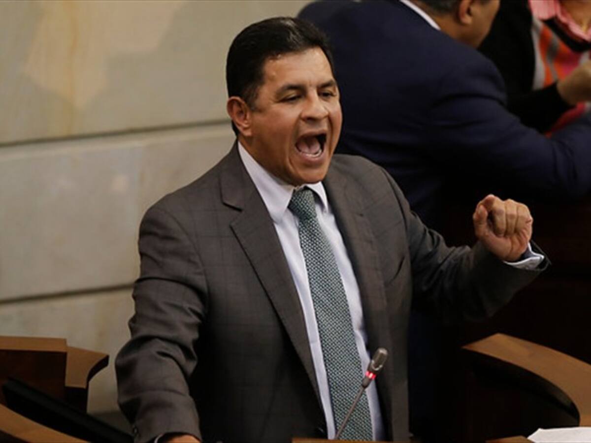 Presidente de la Alianza Verde denuncia amenazas de las Águilas Negras en su contra