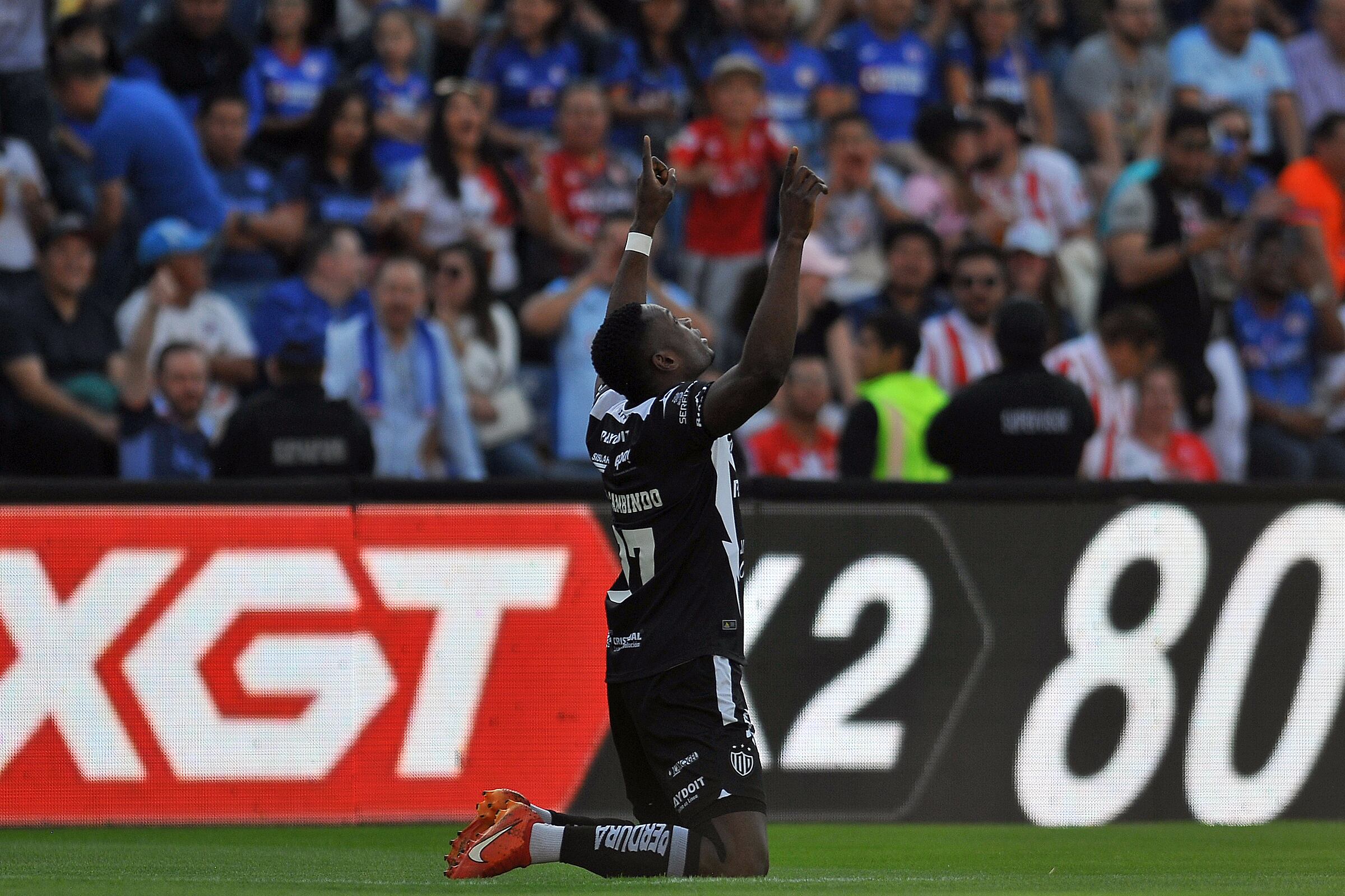 MEX2128. CIUDAD DE MÉXICO (MÉXICO), 16/03/2024.- Diber Cambindo del Necaxa celebra un gol ante Necaxa, durante un partido este sábado por la jornada 12 del torneo Clausura 2024 de la Liga MX, disputado en el estadio Ciudad de los Deportes, en Ciudad de México (México). EFE/Alex Cruz
