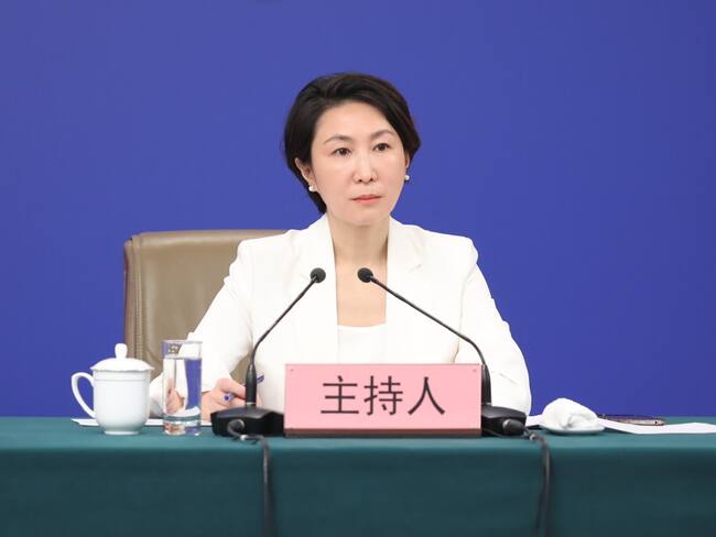 BEIJING, CHINA - 07 DE MARZO: Mao Ning, directora general del Departamento de Prensa, Comunicación y Diplomacia Pública del Ministerio de Asuntos Exteriores chino, asiste a una rueda de prensa sobre la política exterior de China.