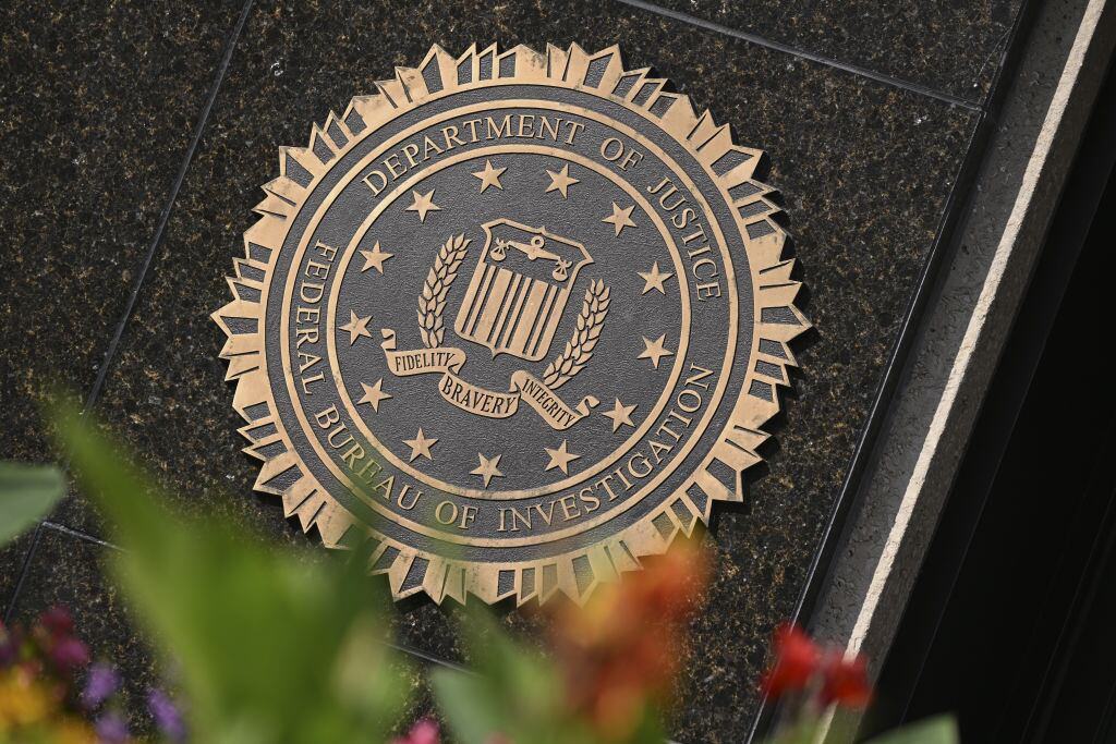Logo del FBI. I Foto: Celal GüneÅ/Anadolu Agency via Getty Images.