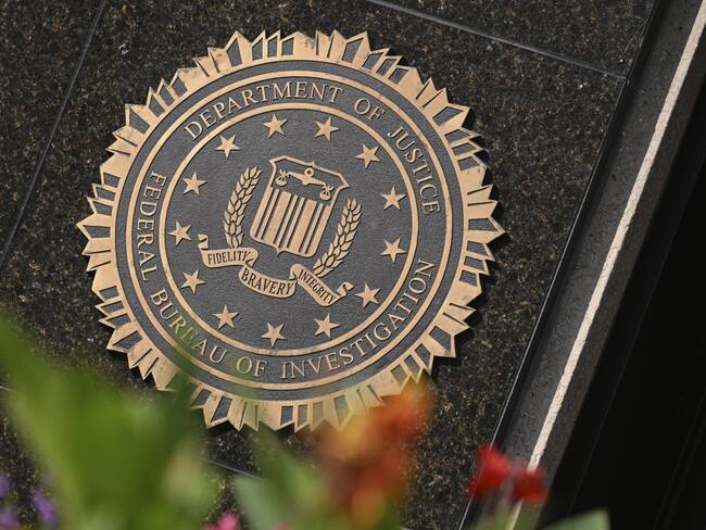 Logo del FBI. I Foto: Celal GüneÅ/Anadolu Agency via Getty Images.