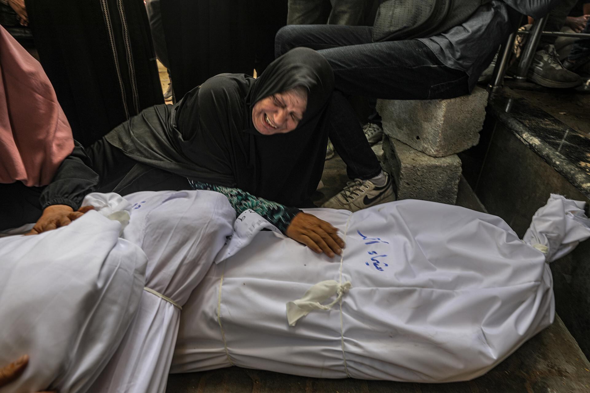 Más de 30 muertos dejan ataques israelíes contra Gaza en lo que va de jueves. EFE/EPA/MOHAMMED SABER