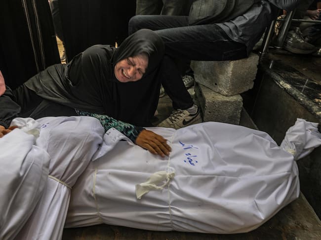 Más de 30 muertos dejan ataques israelíes contra Gaza en lo que va de jueves. EFE/EPA/MOHAMMED SABER