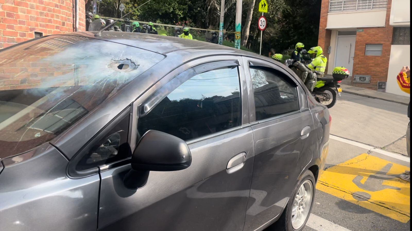 Encapuchados atacan vehículo de CM& durante protestas en Bogotá. Foto: Suministrada.