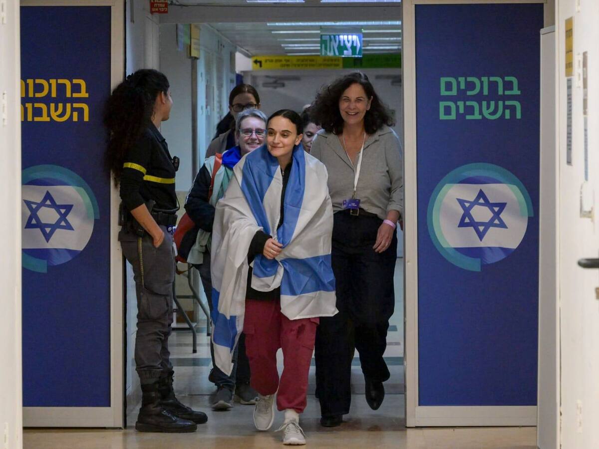 Rehén liberada por Hamás dijo a Starmer que estuvo retenida en edificio de la ONU en Gaza