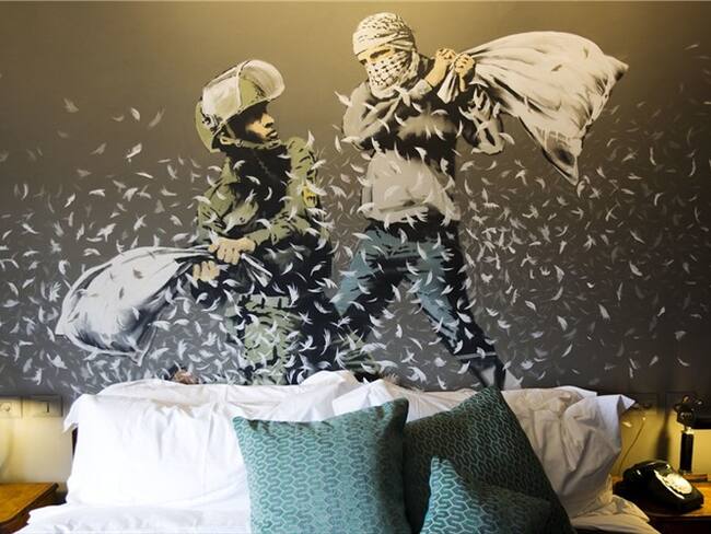 Una pintura mural de Banksy en la que un policía israelí y un palestino libran una pelea con almohadas decora una sala de &quot;El hotel amurallado&quot; en Belén, Cisjordania, viernes 3 de marzo de 2017. El ho. Foto: Associated Press - AP