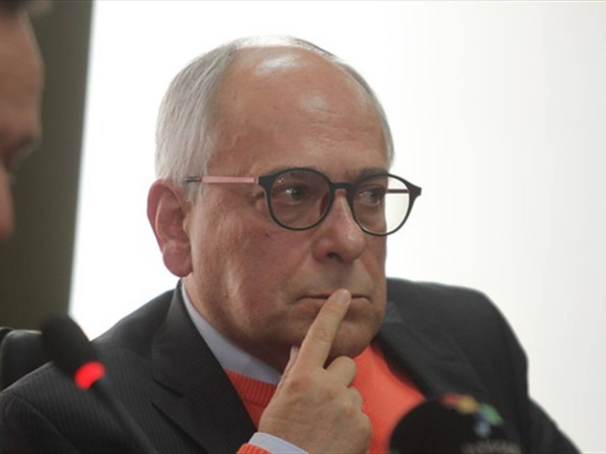 Nuevo gobierno tiene que abocarse a una reconducción de la economía: José Obdulio Gaviria