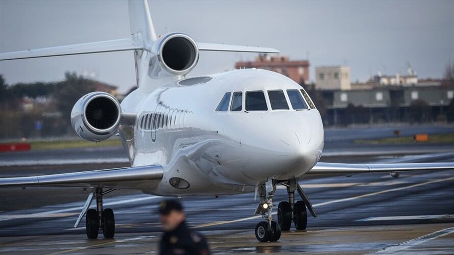 Durante el procedimiento, revisaron avionetas que prestan servicios de taxi aéreo y los hangares. . Foto: Getty Images