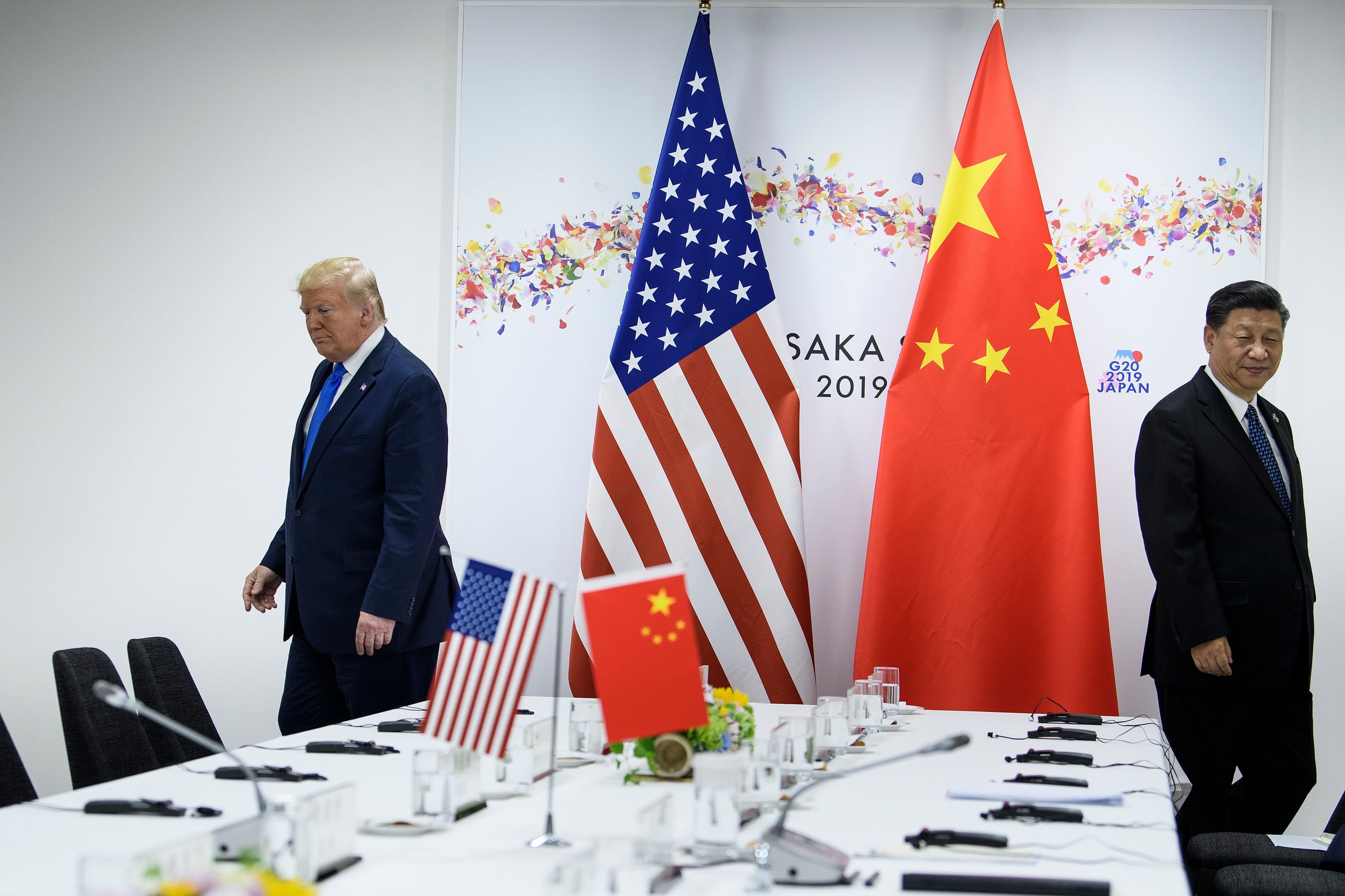 El presidente de Estados Unidos, Donald Trump, y el presidente de China, Xi Jinping, asisten a una reunión bilateral al margen de la Cumbre del G20 en Osaka, el 29 de junio de 2019. AFP vía Getty Images
