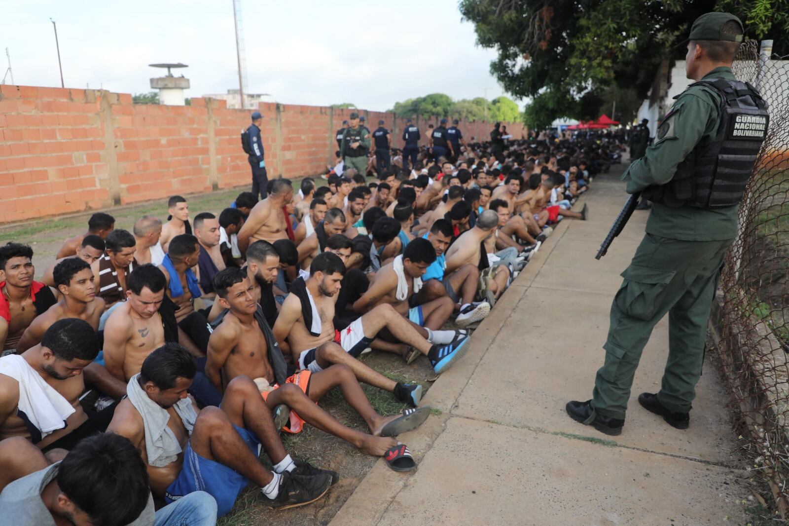 Fotografía cedida por Prensa del Ministerio de Interior y Justicia donde se observa un operativo de intervención al Centro Penitenciario Vista Hermosa, en Ciudad Bolivar (Venezuela). EFE/ PRENSA MIJ/