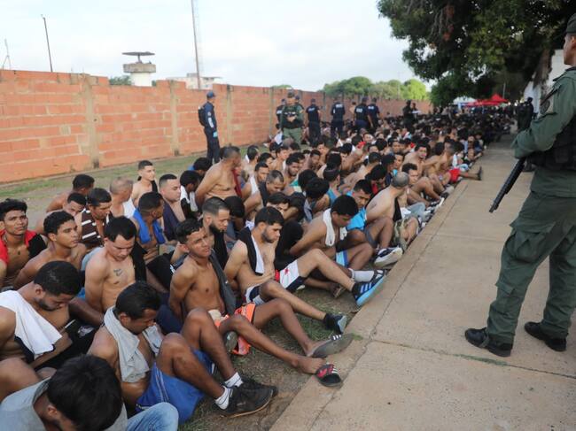 Fotografía cedida por Prensa del Ministerio de Interior y Justicia donde se observa un operativo de intervención al Centro Penitenciario Vista Hermosa, en Ciudad Bolivar (Venezuela). EFE/ PRENSA MIJ/