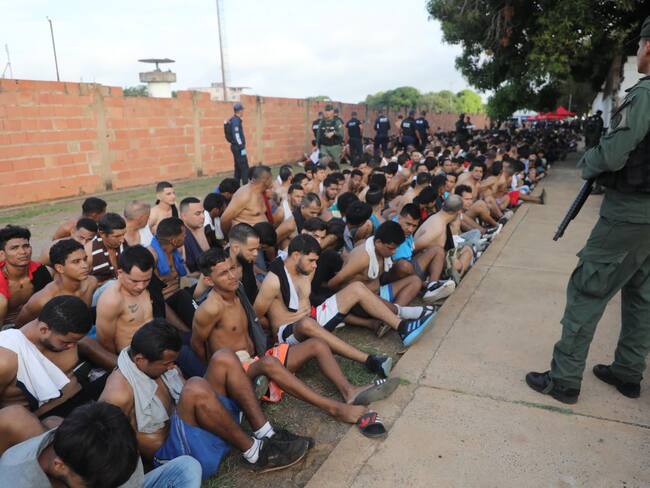 Fotografía cedida por Prensa del Ministerio de Interior y Justicia donde se observa un operativo de intervención al Centro Penitenciario Vista Hermosa, en Ciudad Bolivar (Venezuela). EFE/ PRENSA MIJ/