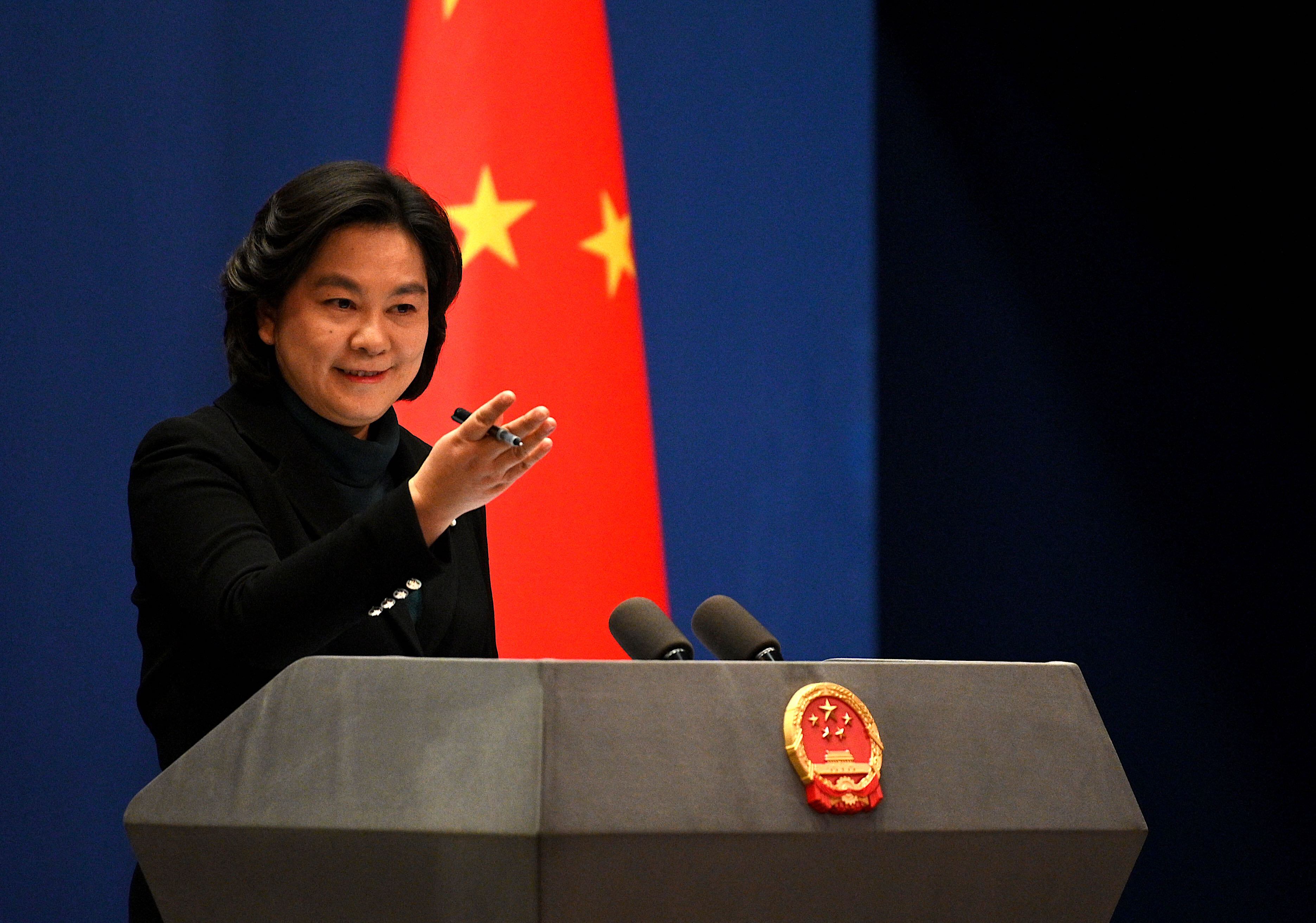 El portavoz del Ministerio de Relaciones Exteriores de China, Hua Chunying, gesticula durante la conferencia de prensa diaria en el Ministerio de Relaciones Exteriores en Beijing el 24 de febrero de 2022. (Photo by Noel Celis / AFP) (Photo by NOEL CELIS/AFP via Getty Images)