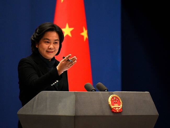 El portavoz del Ministerio de Relaciones Exteriores de China, Hua Chunying, gesticula durante la conferencia de prensa diaria en el Ministerio de Relaciones Exteriores en Beijing el 24 de febrero de 2022. (Photo by Noel Celis / AFP) (Photo by NOEL CELIS/AFP via Getty Images)