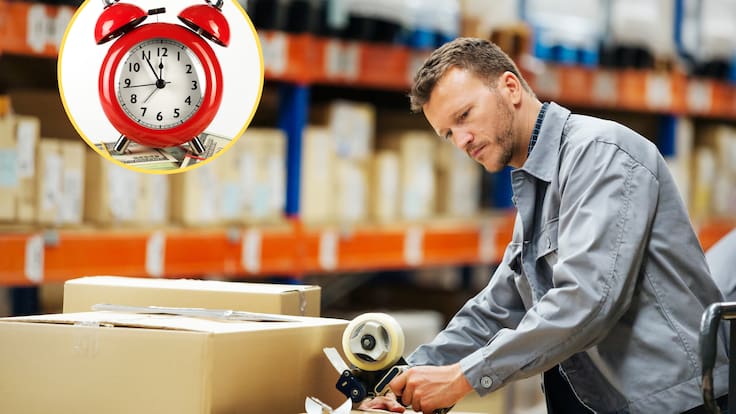 Trabajador empacando cajas de cartón en un almacén de distribución. En el círculo, la imagen de un reloj haciendo alusión a las horas extras (Fotos vía GettyImages)