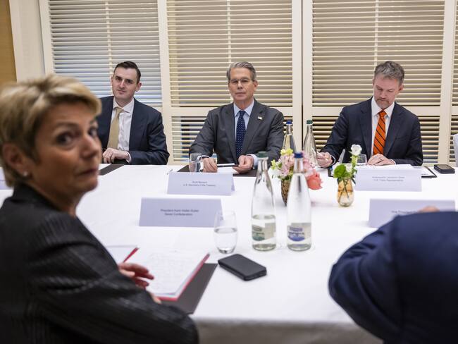 (Switzerland), 09/05/2025.- Switzerland's President Karin Keller-Sutter (L), US Secretary of the Treasury Scott Bessent (C), US Trade Representative Jamieson Greer (2-R) and Switzerland's Economy Minister Federal Councillor Guy Parmelin (R), during a bilateral meeting between Switzerland and the United States, in Geneva, Switzerland, 09 May 2025. (Suiza, Estados Unidos, Ginebra) EFE/EPA/MARTIAL TREZZINI