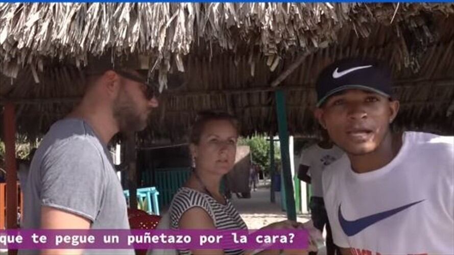 A extranjeros les cobraron $250.000 por diez cervezas en la playa. Foto: Facebook Zach Morris
