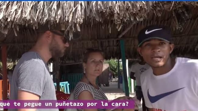 A extranjeros les cobraron $250.000 por diez cervezas en la playa. Foto: Facebook Zach Morris