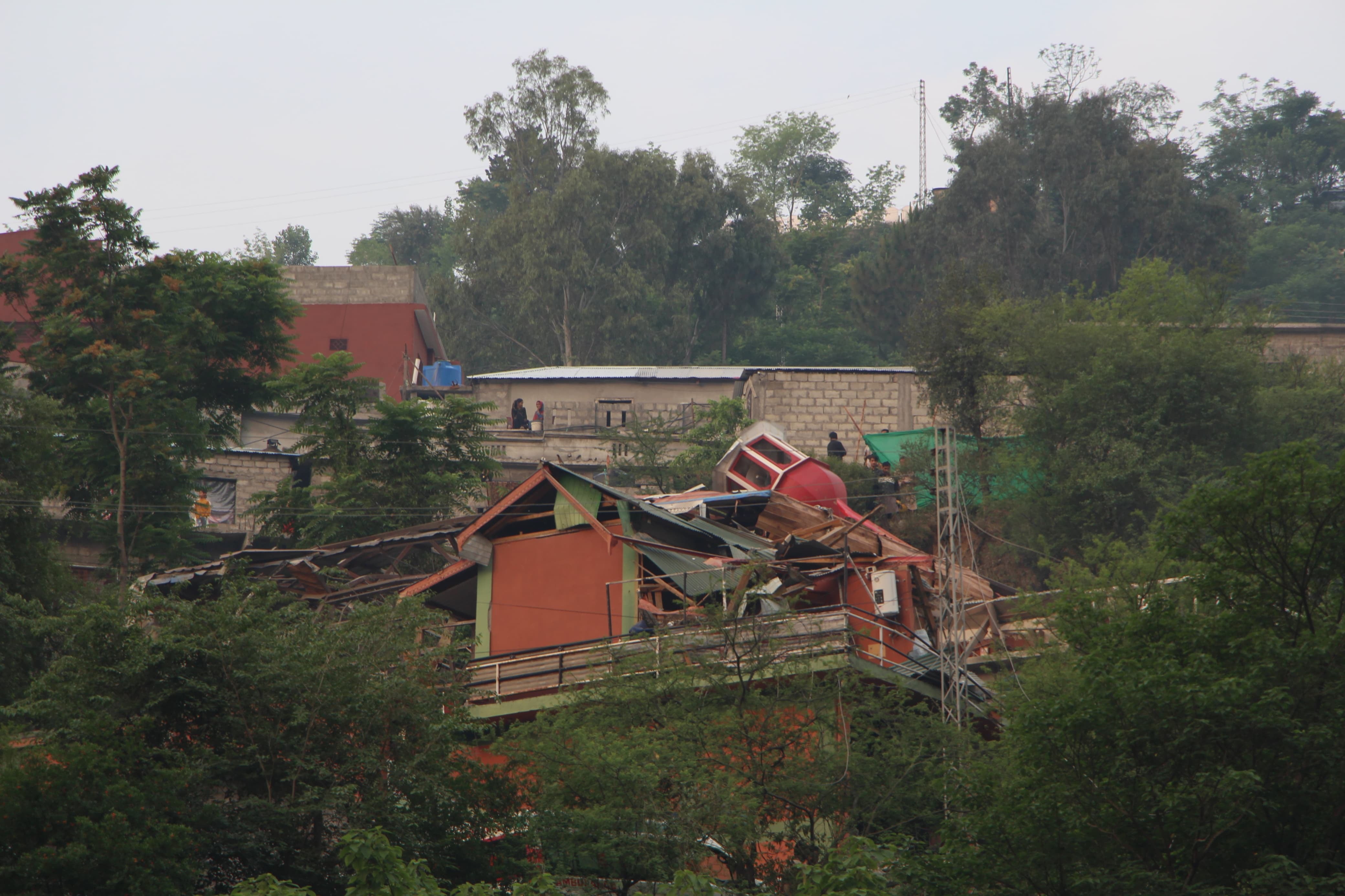 Ruinas en Pakistán tras misiles lanzados por India. FOTO: EFE/EPA/AMIRUDDIN MUGHAL