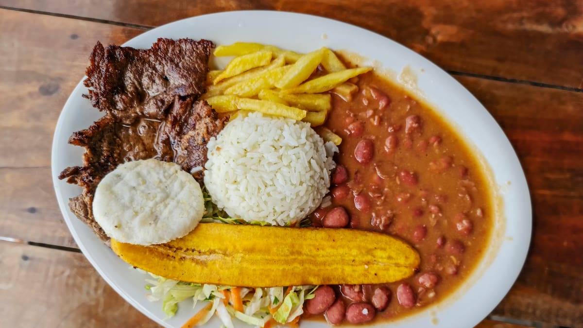 Ni el ajiaco ni la bandeja paisa: Este es el mejor plato colombiano, según listado internacional