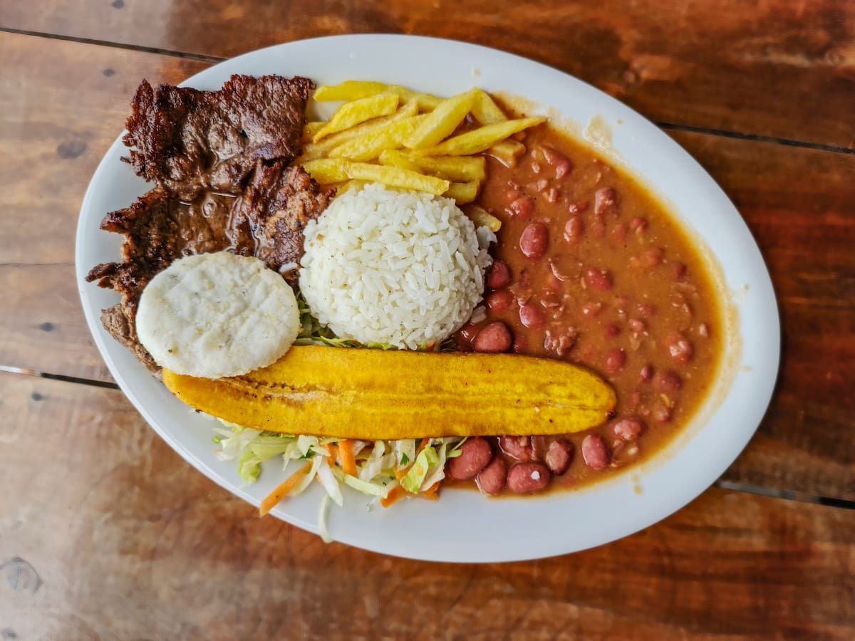 Ni el ajiaco ni la bandeja paisa: Este es el mejor plato colombiano, según listado internacional
